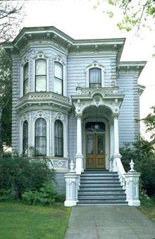 шикарный небольшой узкий домик с балкончиком над входом и рустами, светло-серые фасады